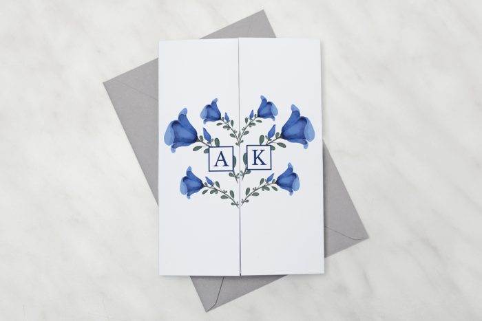 zaproszenie-slubne-kwiaty-z-nawami-niebieskie-kwiaty-papier-satynowany