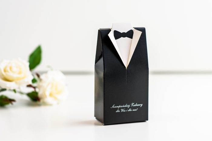 pudełko na podziękowania dla gości weselnych w kształcie garnituru smokingu