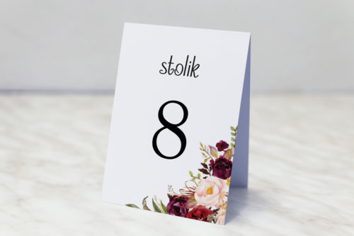 numer stolika z motywem bordowych kwiaów