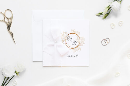 Minimalistyczne zaproszenie ślubne z szyfonową wstążką ze złotą magnolia