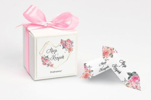 Ozdobne pudełeczko z personalizacją do zaproszenia ze zdjęciem i sznurkiem - Różowy bukiet w sercu