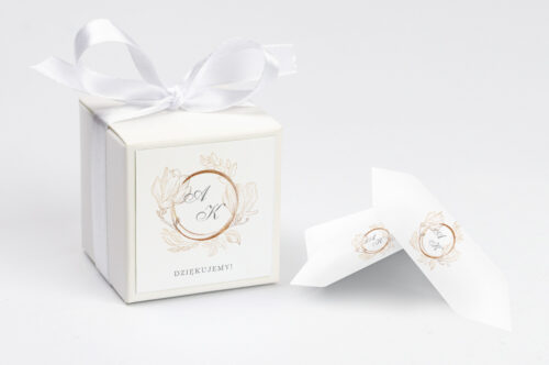personalizowane pudełeczko na krówki do zaproszenia minimalistyczne magnolia