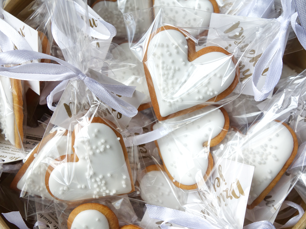 Ciasteczka dla gości weselnych Ręcznie dekorowane ciasteczko - Serduszka Białe z posypką pakowane pojedynczo