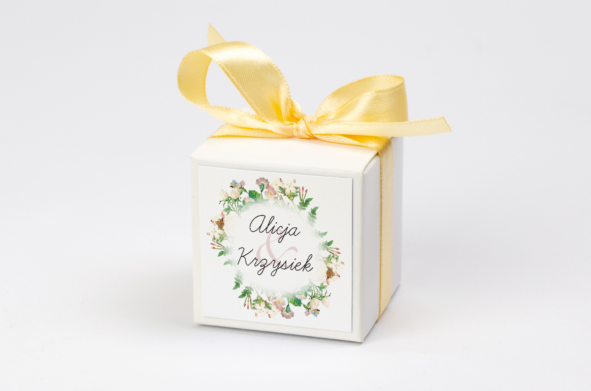 Krówki w pudełku Pudełeczko z personalizacją do zaproszenia Kwiaty Vintage – Wianuszek z białych kwiatów