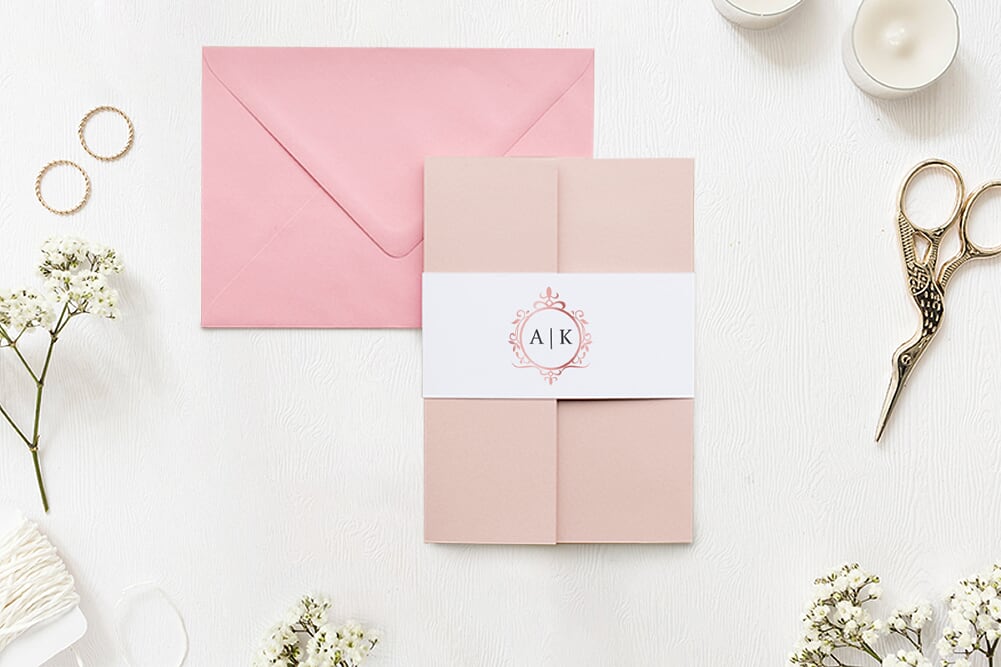 Eleganckie zaproszenia ślubne Zaproszenie ślubne w folderze - Ornamentowe z szarfą - Różowe zdobienie