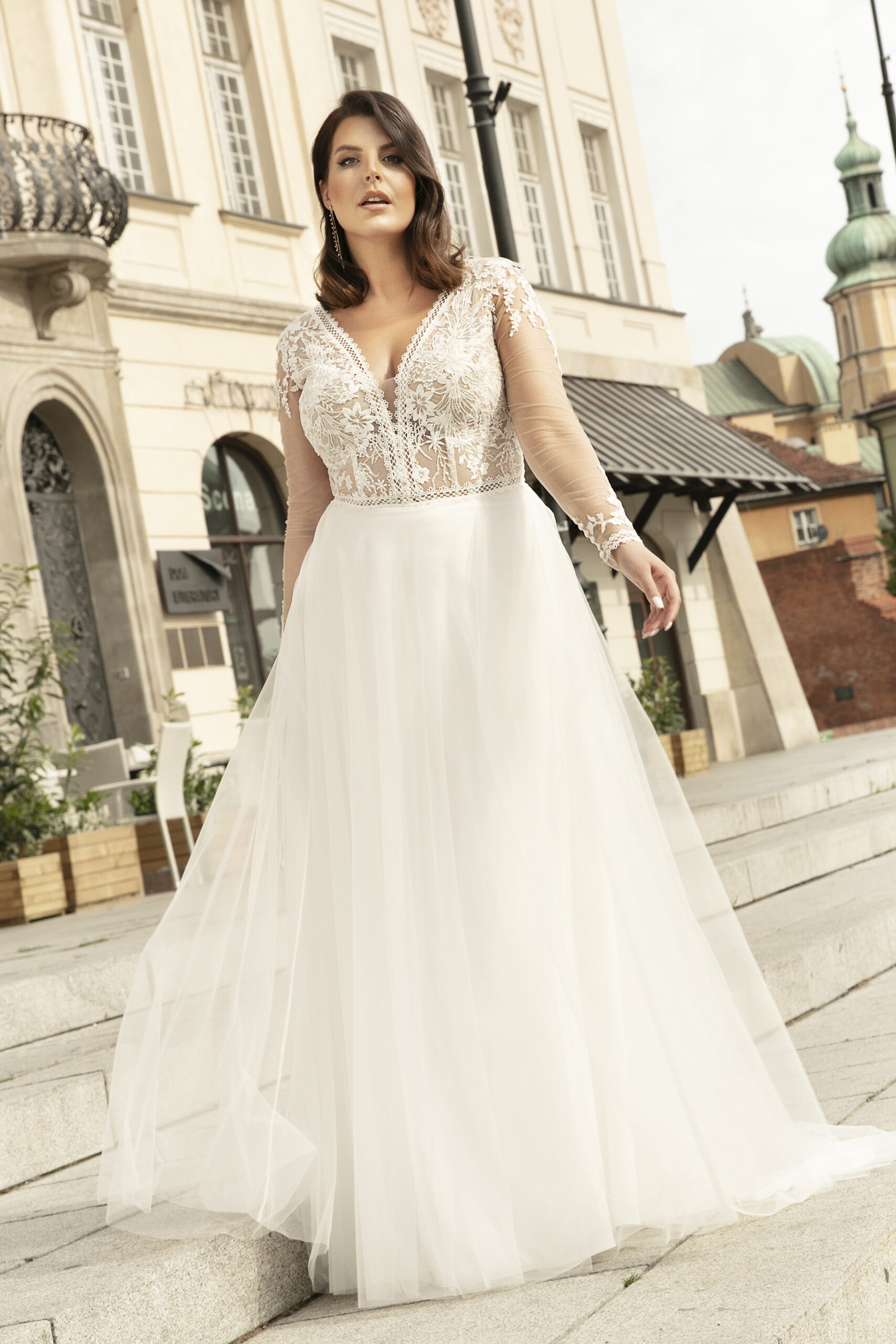 Suknie ślubne Ażurowa suknia glamour z długimi rękawami
