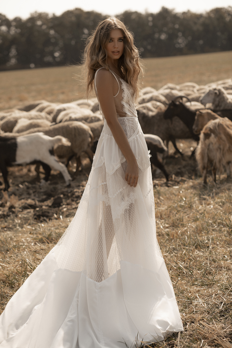 Suknie ślubne Zmysłowa suknia z prześwitującym dołem