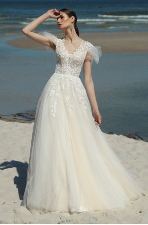 Suknie ślubne Ślicznie zdobiona suknia z tiulowymi ramionkami