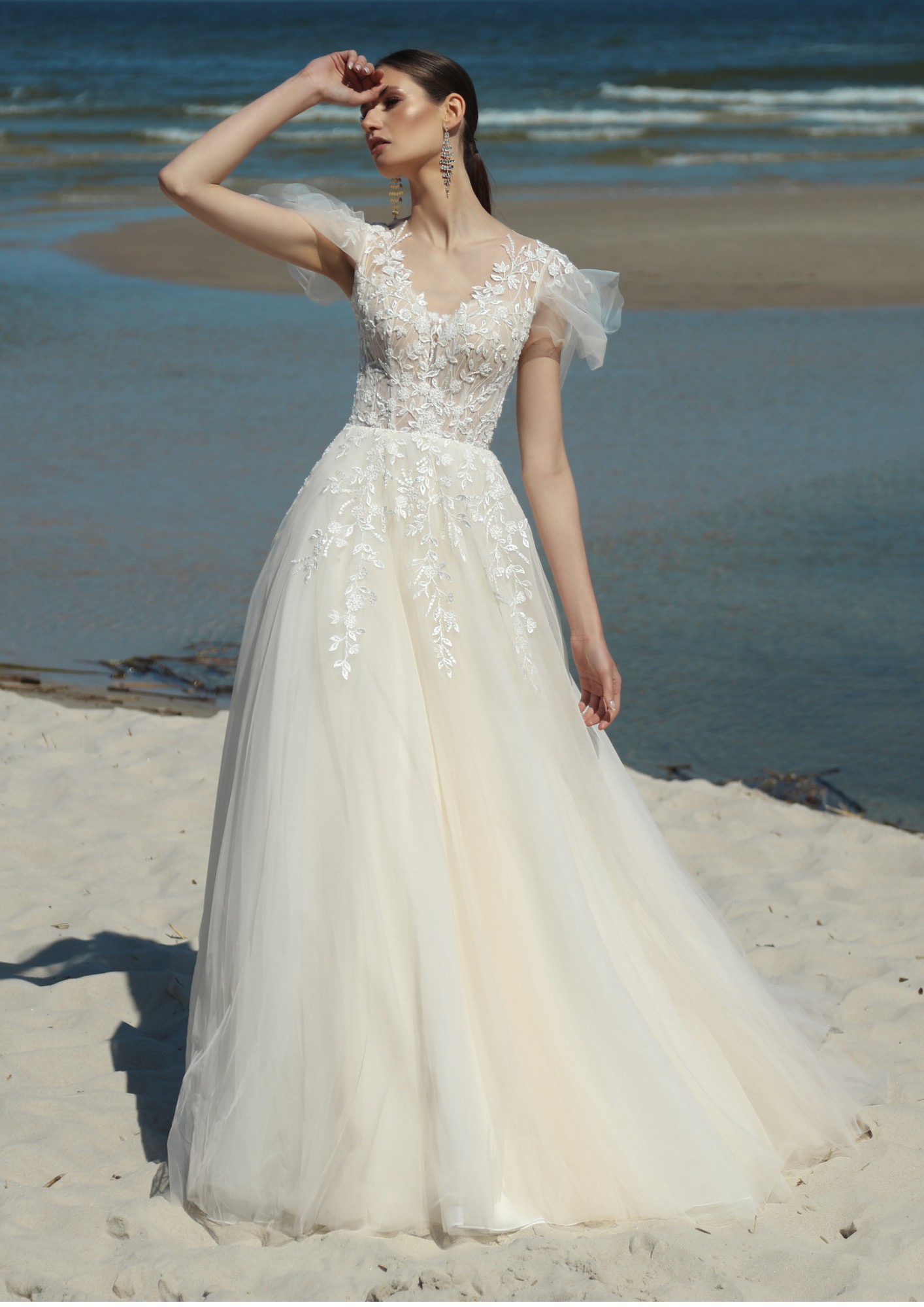 Suknie ślubne Ślicznie zdobiona suknia z tiulowymi ramionkami