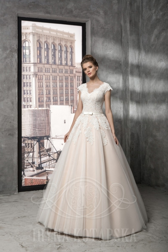 Suknie ślubne Pięknie zdobiona suknia Delphi