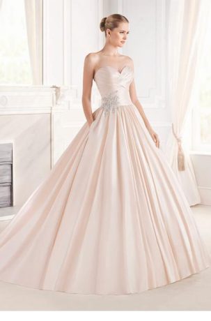 Suknie ślubne Piękna suknia ślubna o kroju księżniczki z dekoltem w kształcie serca i zdobieniem
