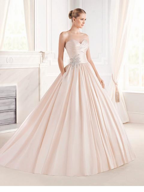 Suknie ślubne Piękna suknia ślubna o kroju księżniczki z dekoltem w kształcie serca i zdobieniem