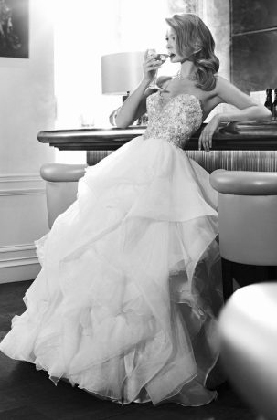 Suknie ślubne Suknia ślubna w stylu glamour z bogato zdobionym gorsetem i falbanami