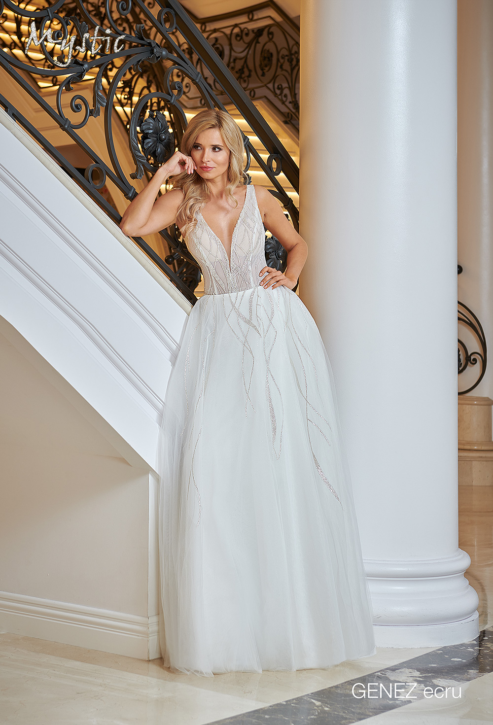 Suknie ślubne Piękna suknia ślubna o kroju księżniczki z efektownymi zdobieniami i dekoltem w kształcie litery V