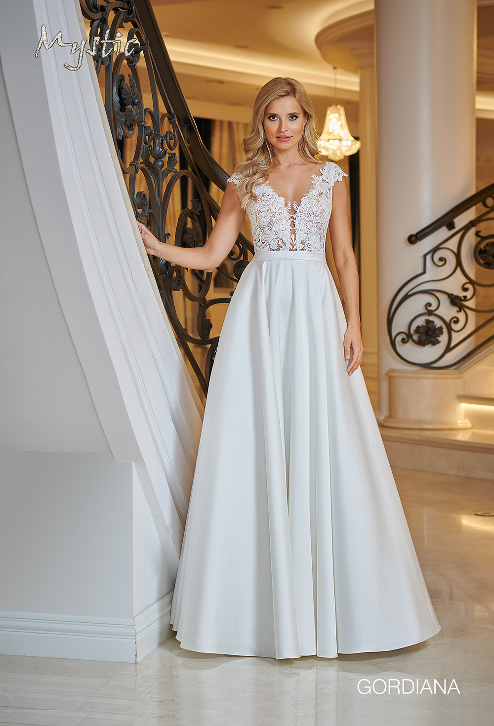 Suknie ślubne Delikatna suknia w stylu boho z koronkową górą