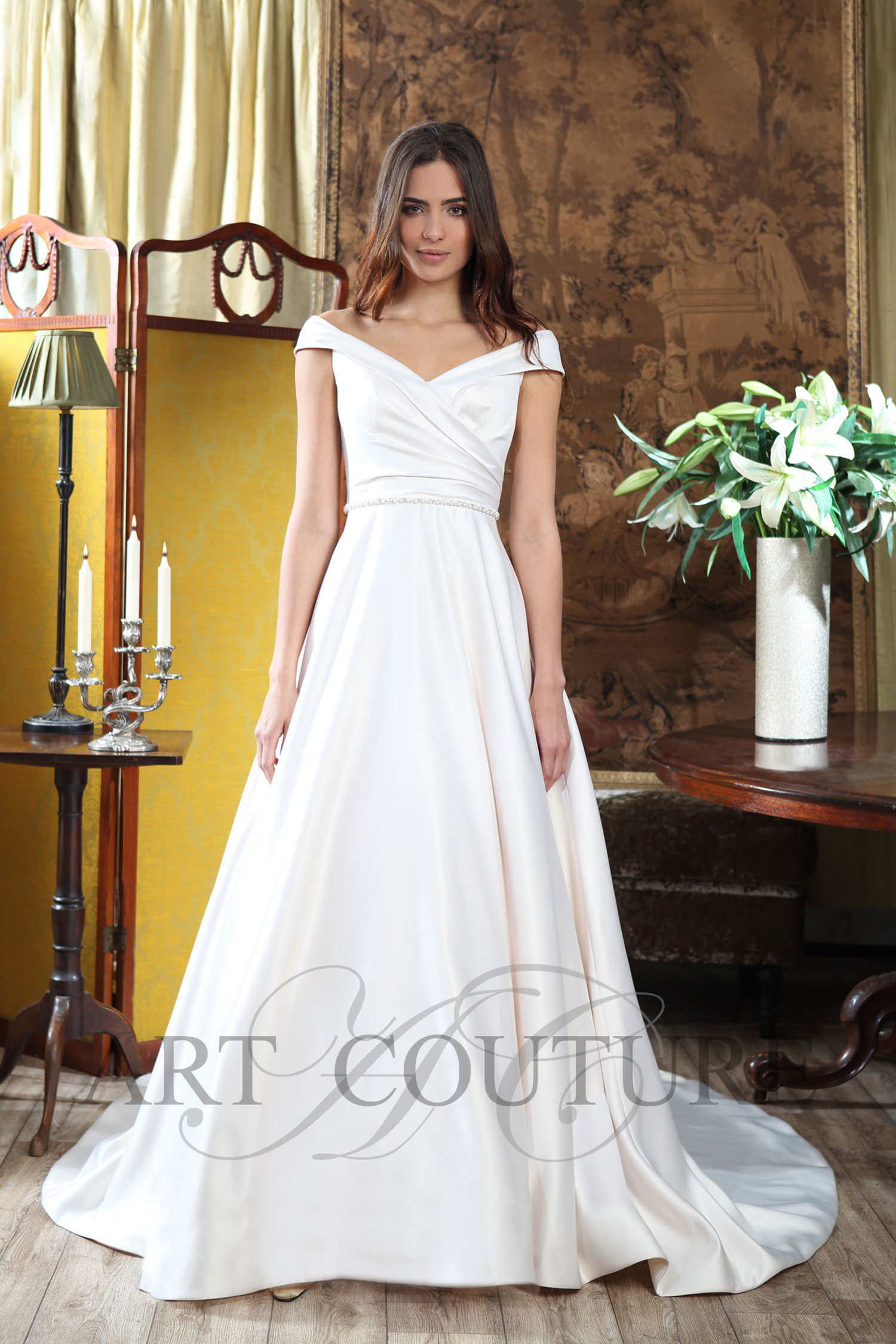 Suknie ślubne Elegancka suknia ślubna o klasycznym kroju z hiszpańskim dekoltem