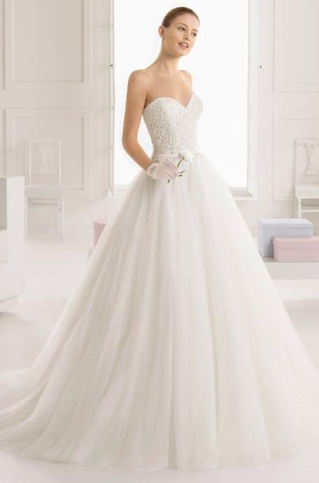 Suknie ślubne Piękna suknia ślubna o kroju księżniczki z koronkowym gorsetem i dekoltem w kształcie serca