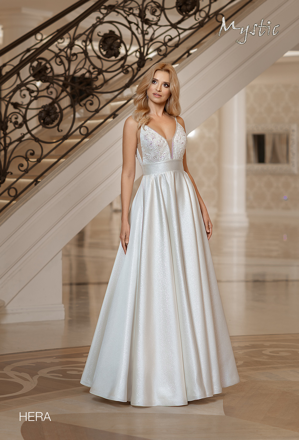Suknie ślubne Elegancka suknia ślubna z głębokim dekoltem w kształcie litery V i zdobionym gorsetem