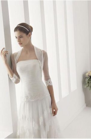Suknie ślubne Klasyczna suknia ślubna wykończona piękną koronką