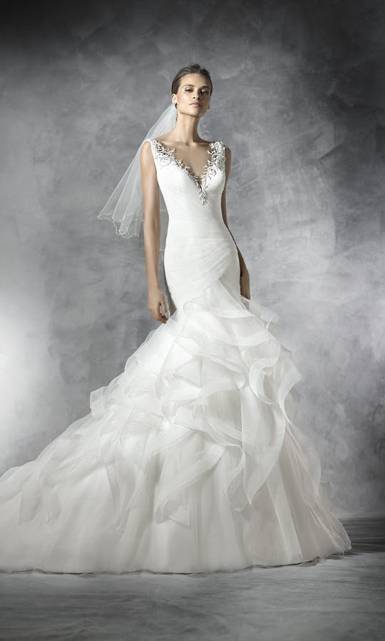 Suknie ślubne Elegancka suknia ślubna o kroju rybki z dekoltem w kształcie litery V i głębokim wycięciem