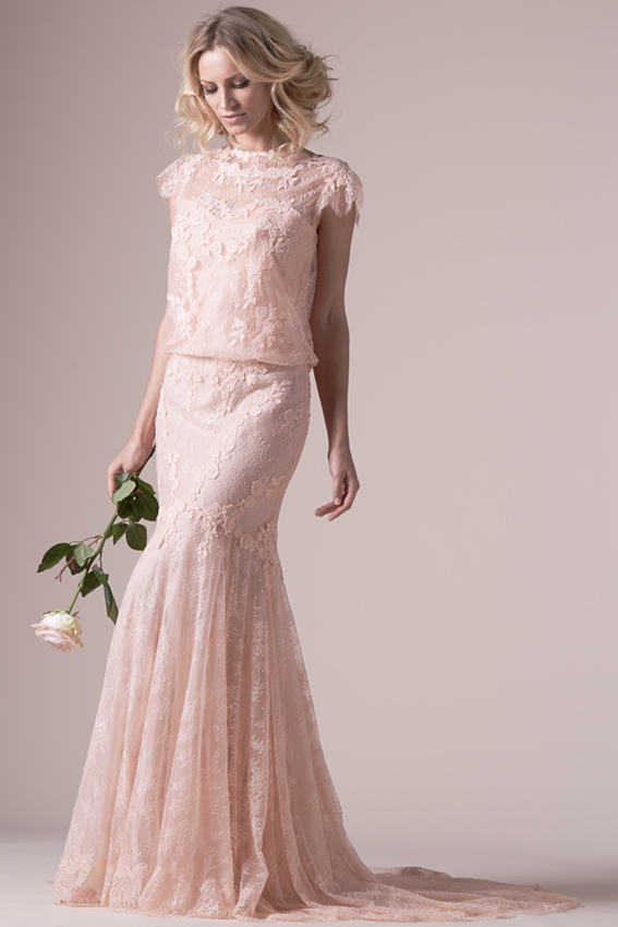 Suknie ślubne Różowa suknia ślubna z pięknie wyciętymi plecami i koronkowym wykończeniem