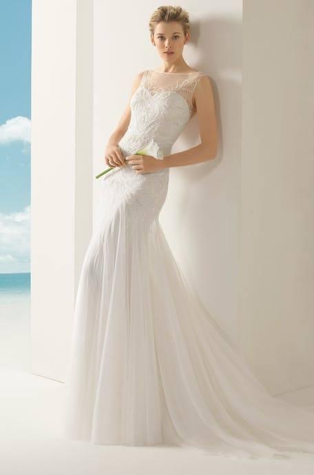 Suknie ślubne Koronkowa suknia ślubna z głęboko wyciętymi plecami i efektownym trenem