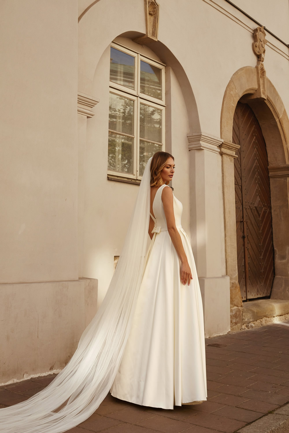 Suknie ślubne Minimalistyczna suknia ślubna z dekoltem w literę V