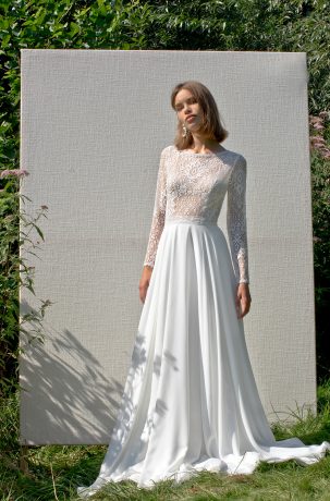 Suknie ślubne Romantyczna suknia ślubna z długim rękawem i koronkowym zdobieniem