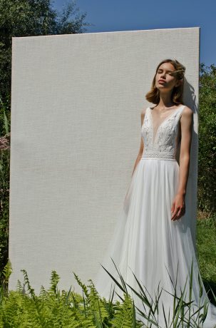 Suknie ślubne Zwiewna suknia ślubna z dekoltem w kształcie litery V, efektowną koronką i ozdobnym pasem