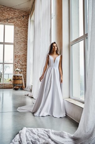 Suknie ślubne Klasyczna suknia ślubna z dekoltem w kształcie litery V i wyciętymi plecami