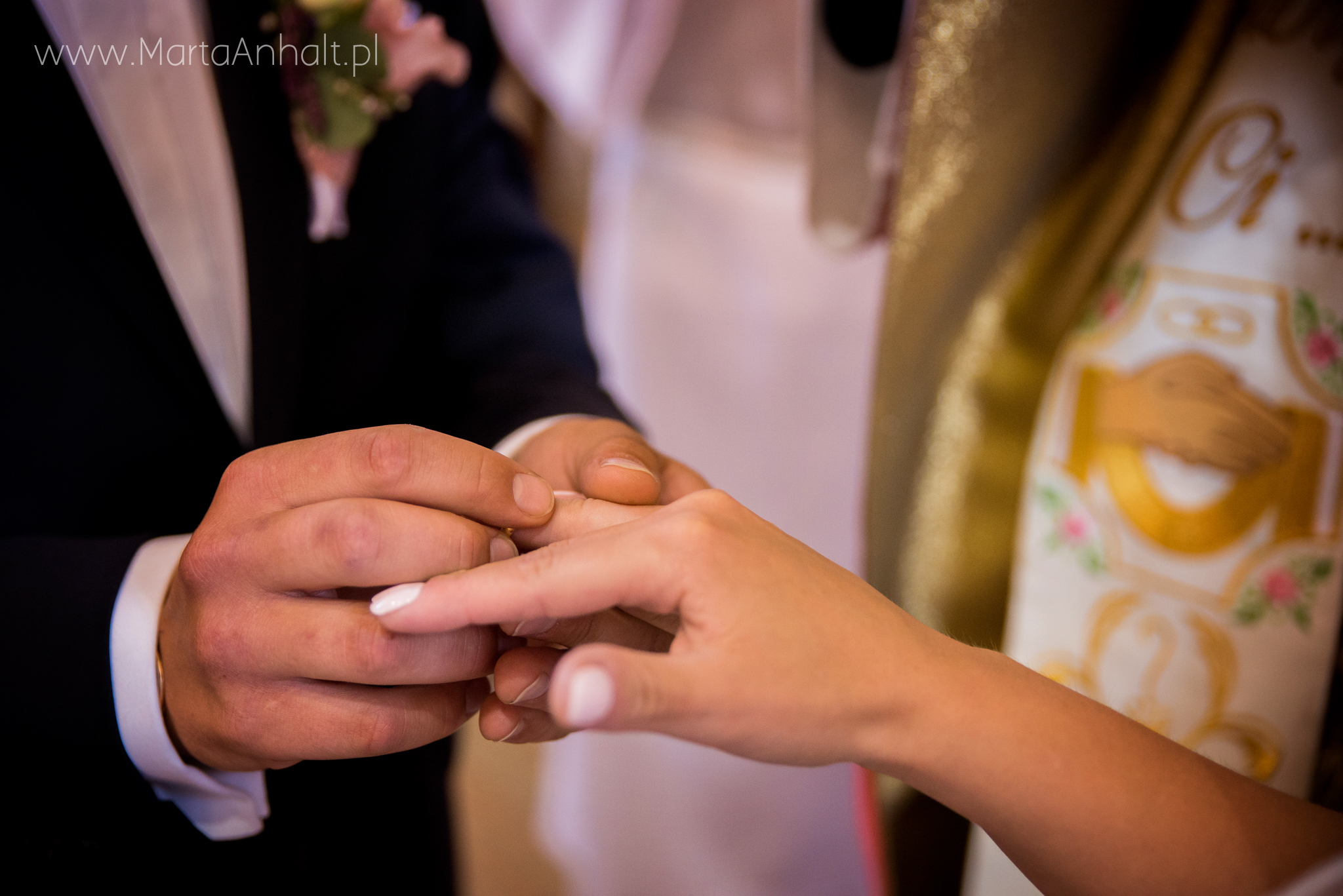 moment zakładania obrączki podczas ślubu kościelnego