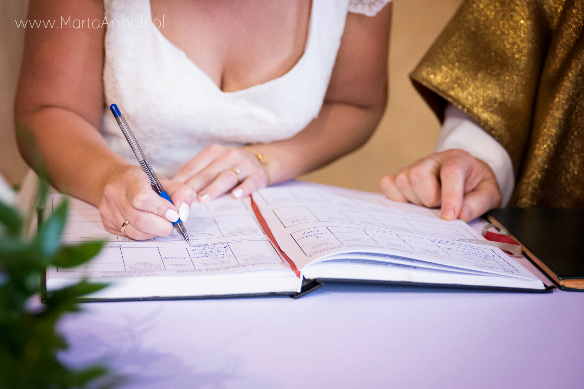 Panna Młoda podpisuje dokumenty w kościele po złożeniu przysięgi małżeńskiej