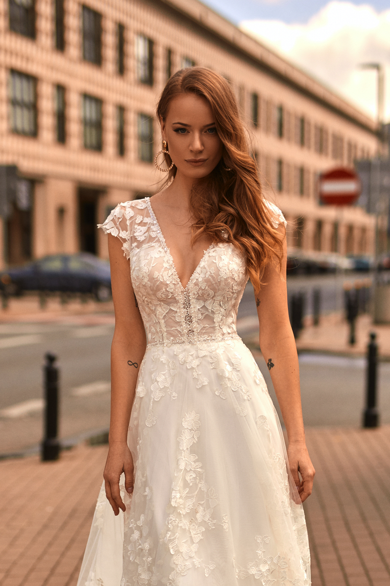 Suknie ślubne Koronkowa suknia ślubna o prostym kroju, wyciętymi plecami i dekoltem w kształcie litery V