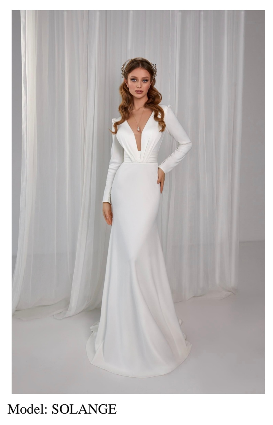 Suknie ślubne Elegancka suknia ślubna z długim rękawem i głębokim wycięciem na dekolcie w kształcie litery V