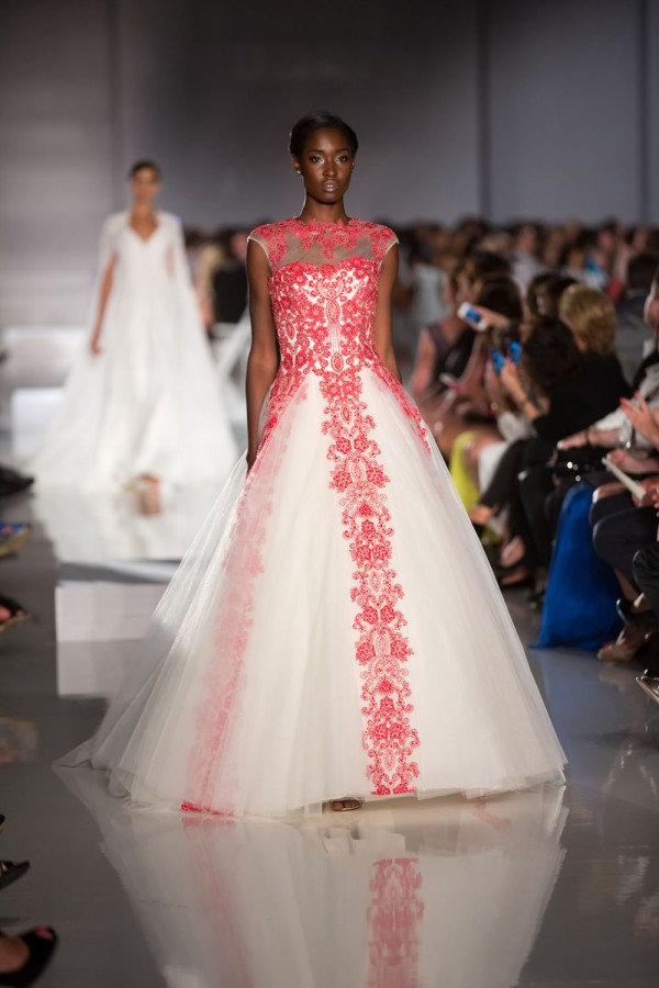 Suknie ślubne Piękna suknia ślubna o kroju w literę A zdobiona efektową, czerwoną koronką