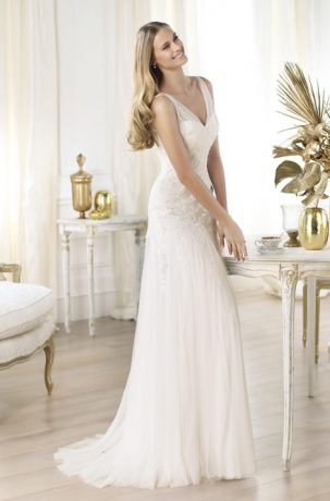 Suknie ślubne Klasyczna suknia ślubna z dekoltem w kształcie litery V i koronkowym wykończeniem
