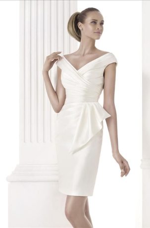 Suknie ślubne Minimalistyczna i elegancka suknia ślubna z dekoltem w kształcie litery V