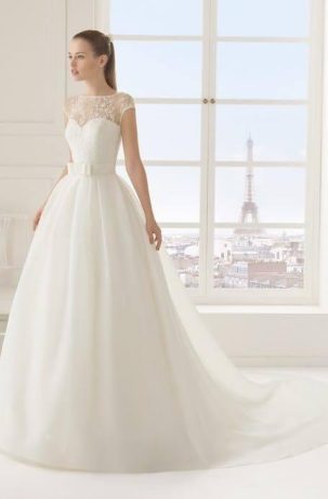 Suknie ślubne Olśniewająca suknia ślubna o kroju księżniczki z koronkowym gorsetem i paskiem z kokardą