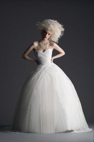 Suknie ślubne Suknia ślubna z pięknym, koronkowym zdobieniem i dekoltem w kształcie litery V