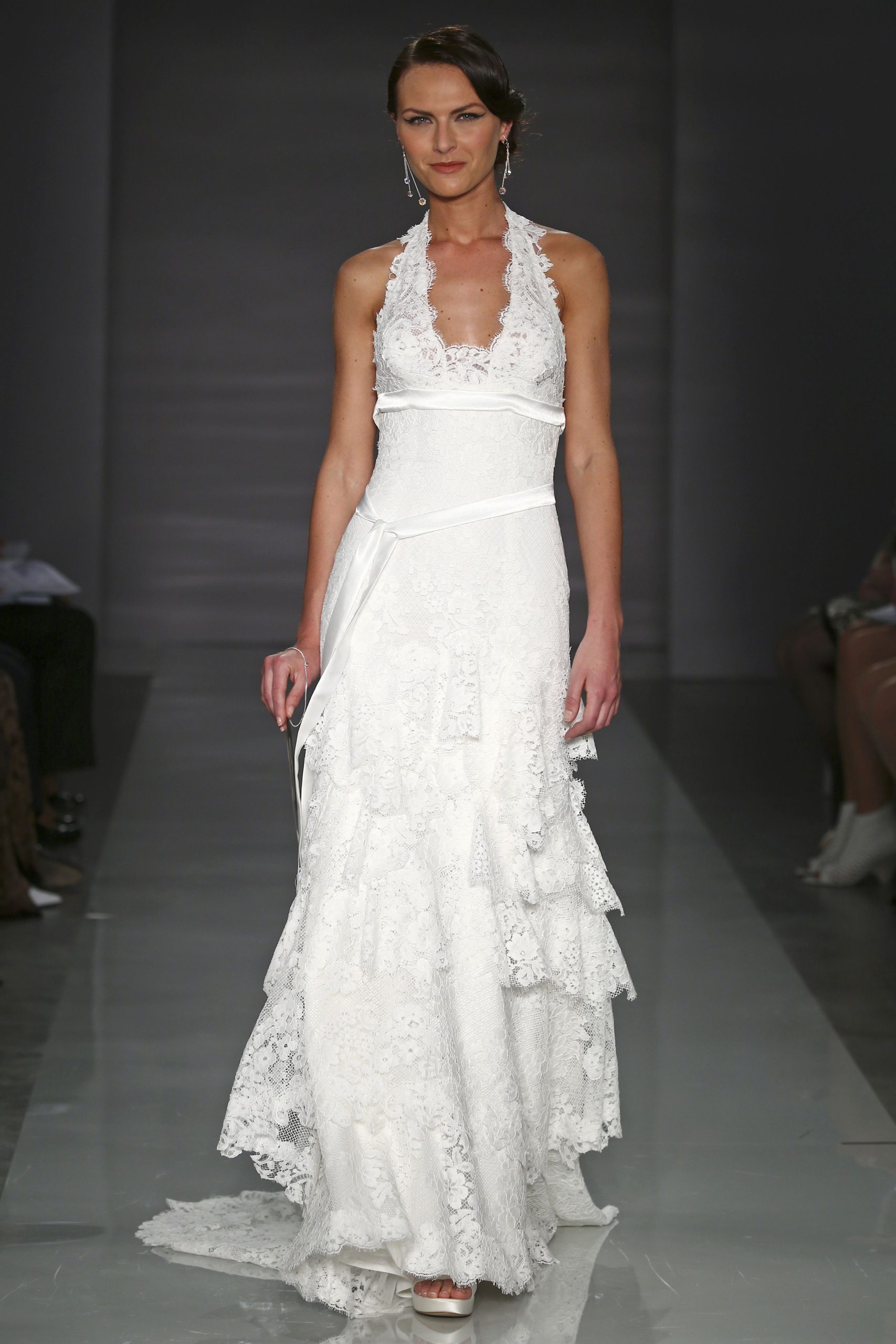 Suknie ślubne Dopasowana suknia ślubna o prostym kroju z piękną koronką i dekoltem w kształcie litery V