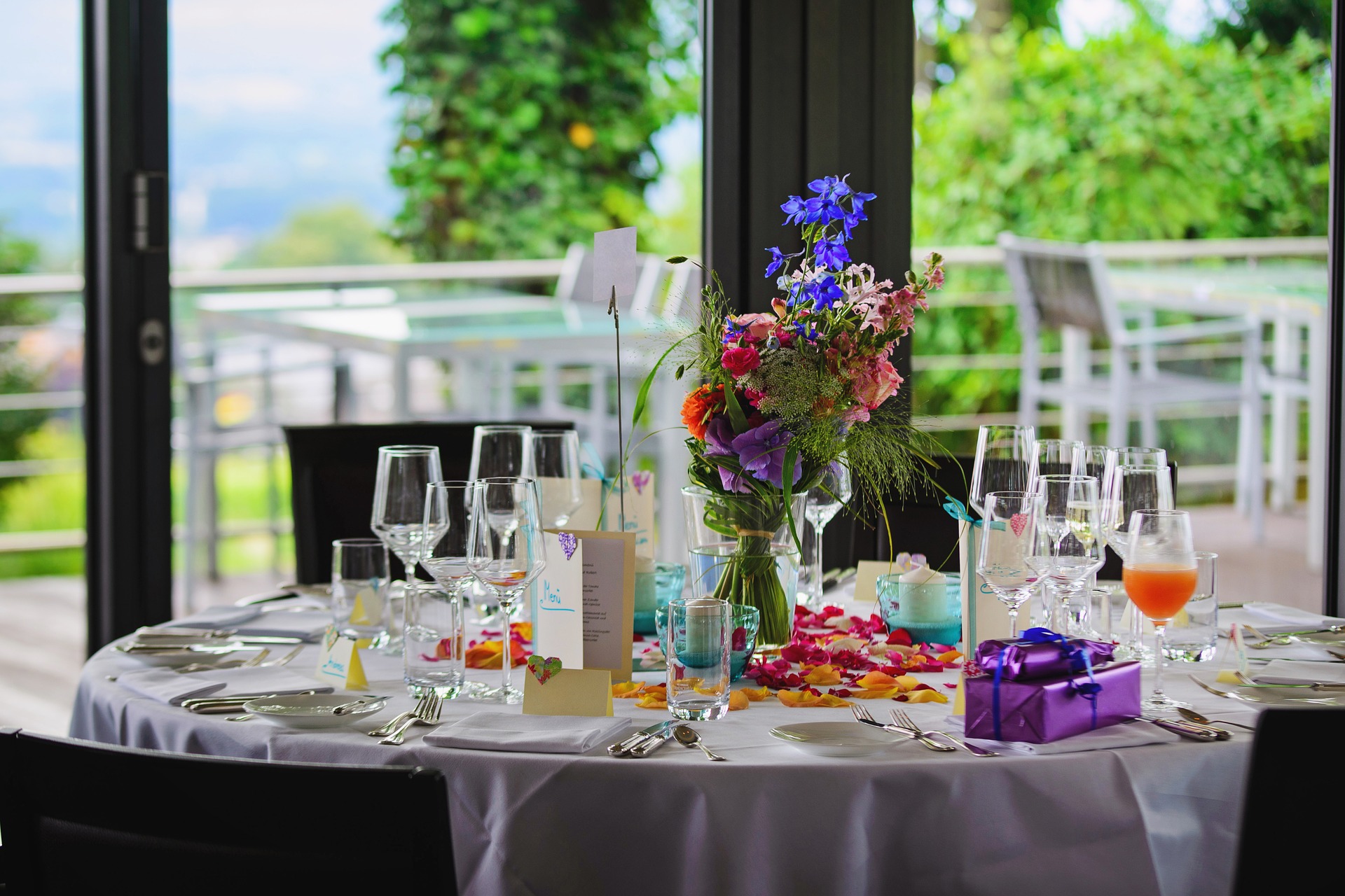 kolorowa dekoracja stołu weselnego