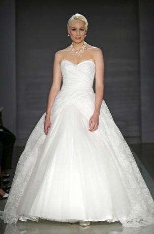 Suknie ślubne Piękna suknia ślubna z dekoltem w kształcie serca i koronkowym zdobieniem