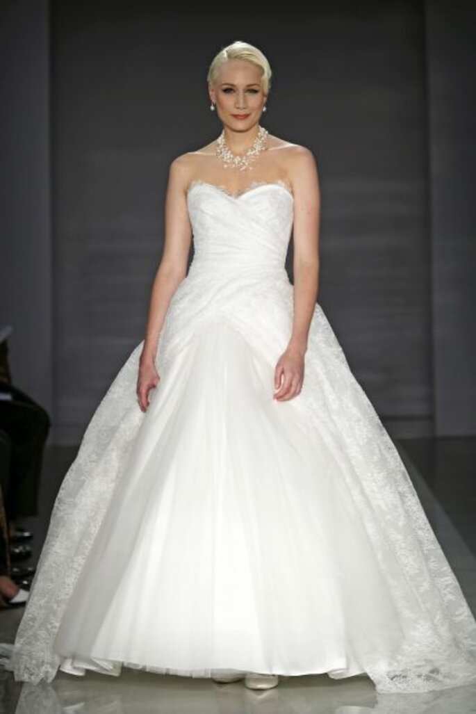 Suknie ślubne Piękna suknia ślubna z dekoltem w kształcie serca i koronkowym zdobieniem