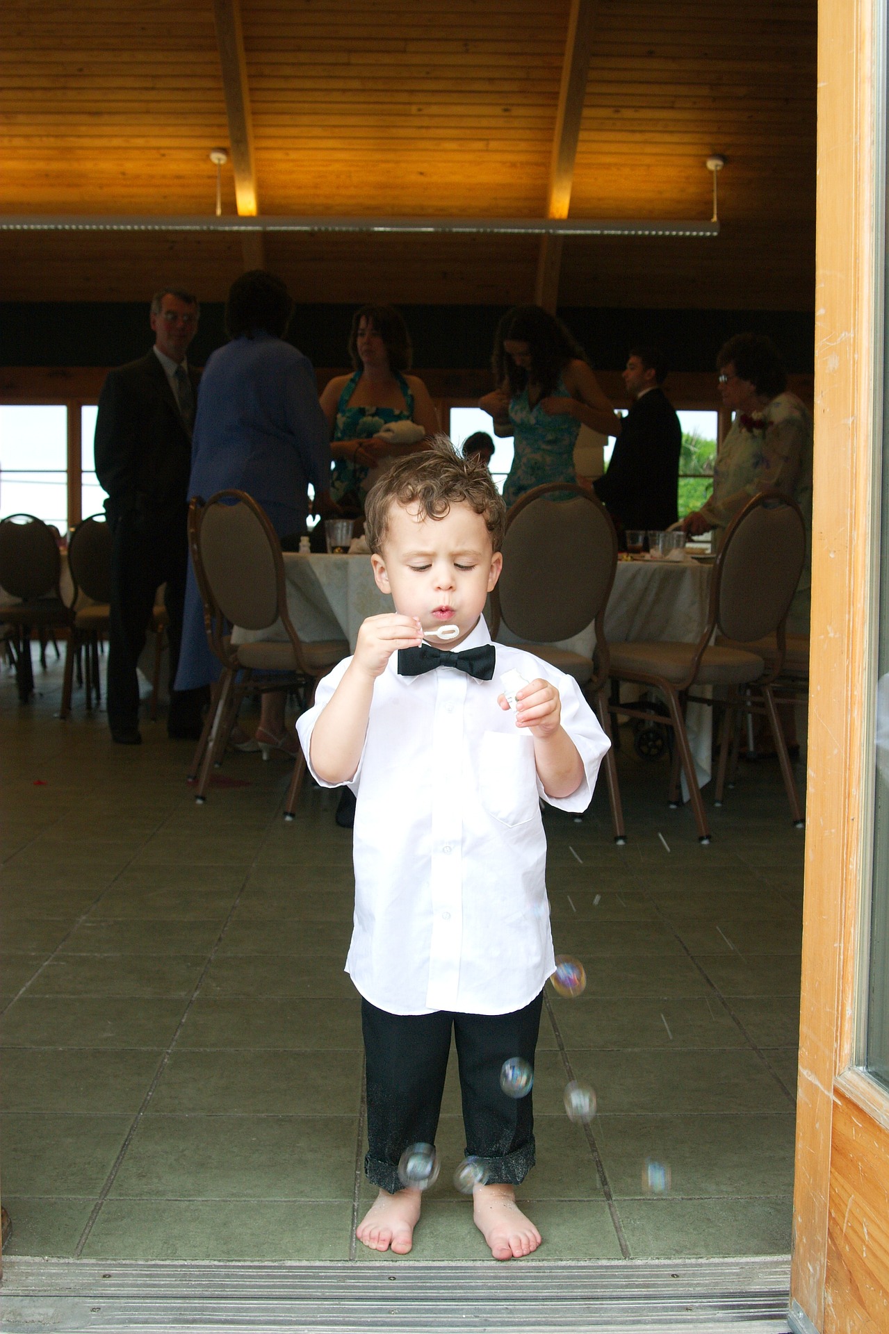 chłopczyk puszczający na ślubie bańki mydlane