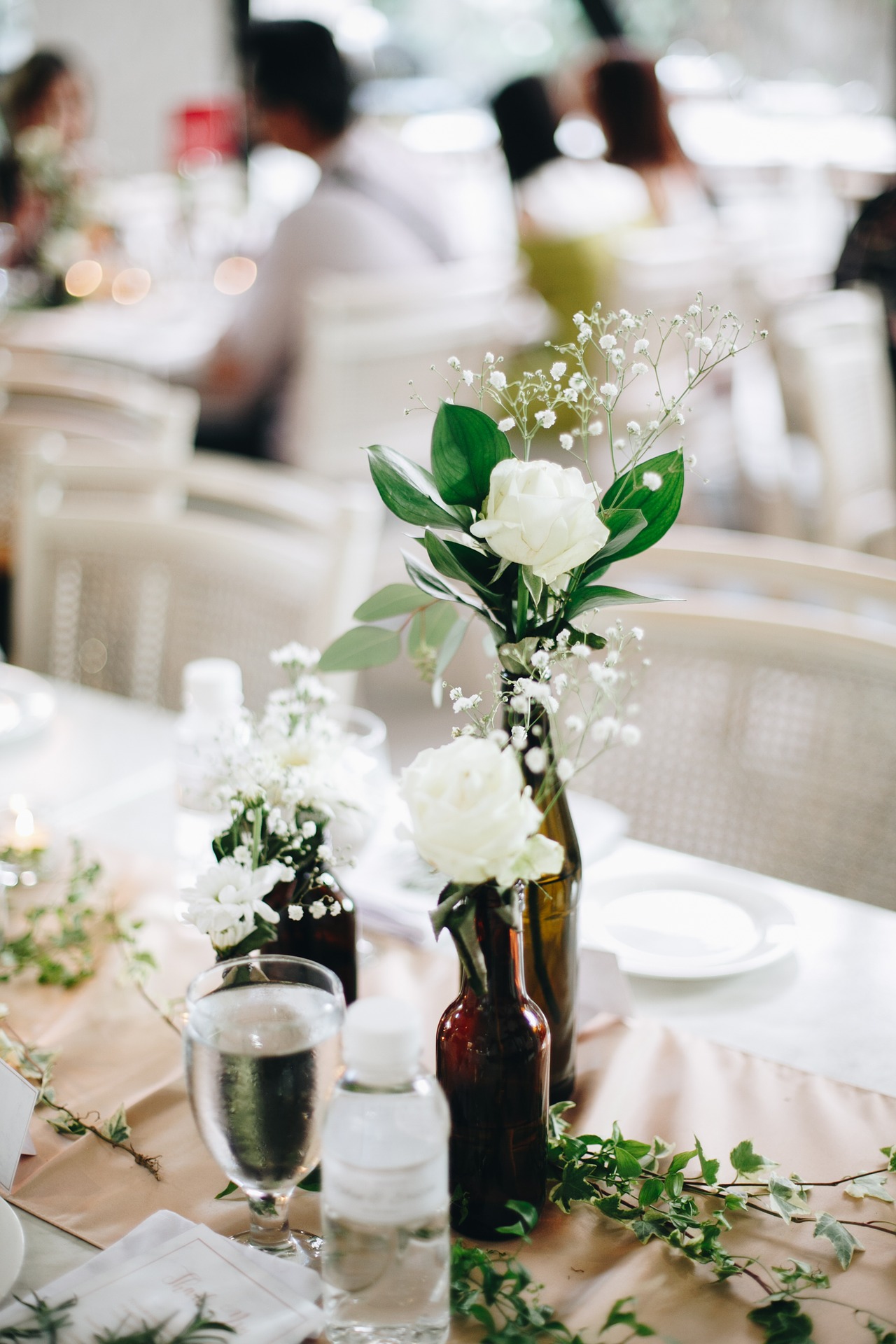 delikatne kwiaty na weselny stolik jako dekoracja