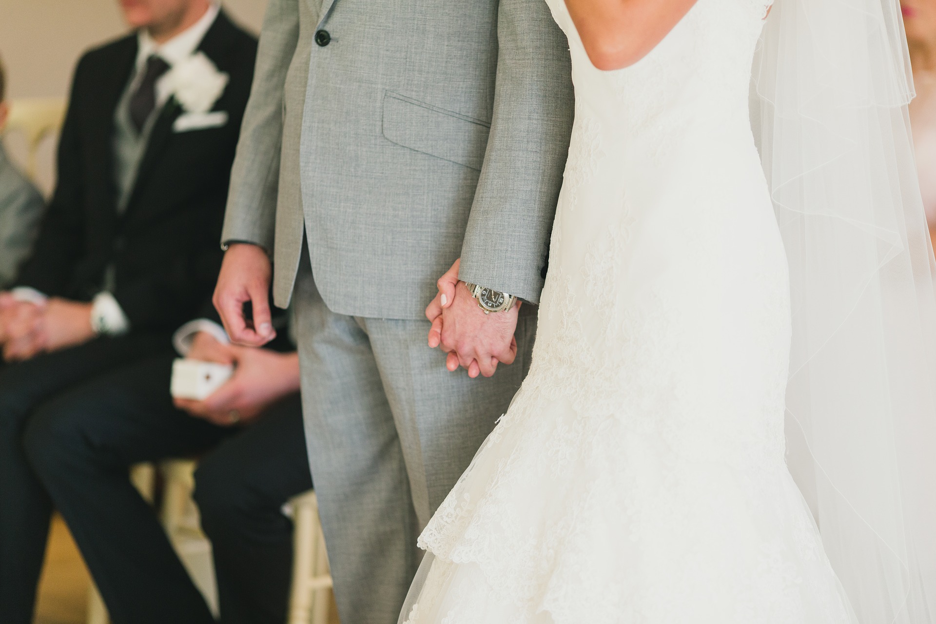 szary garnitur na ślub