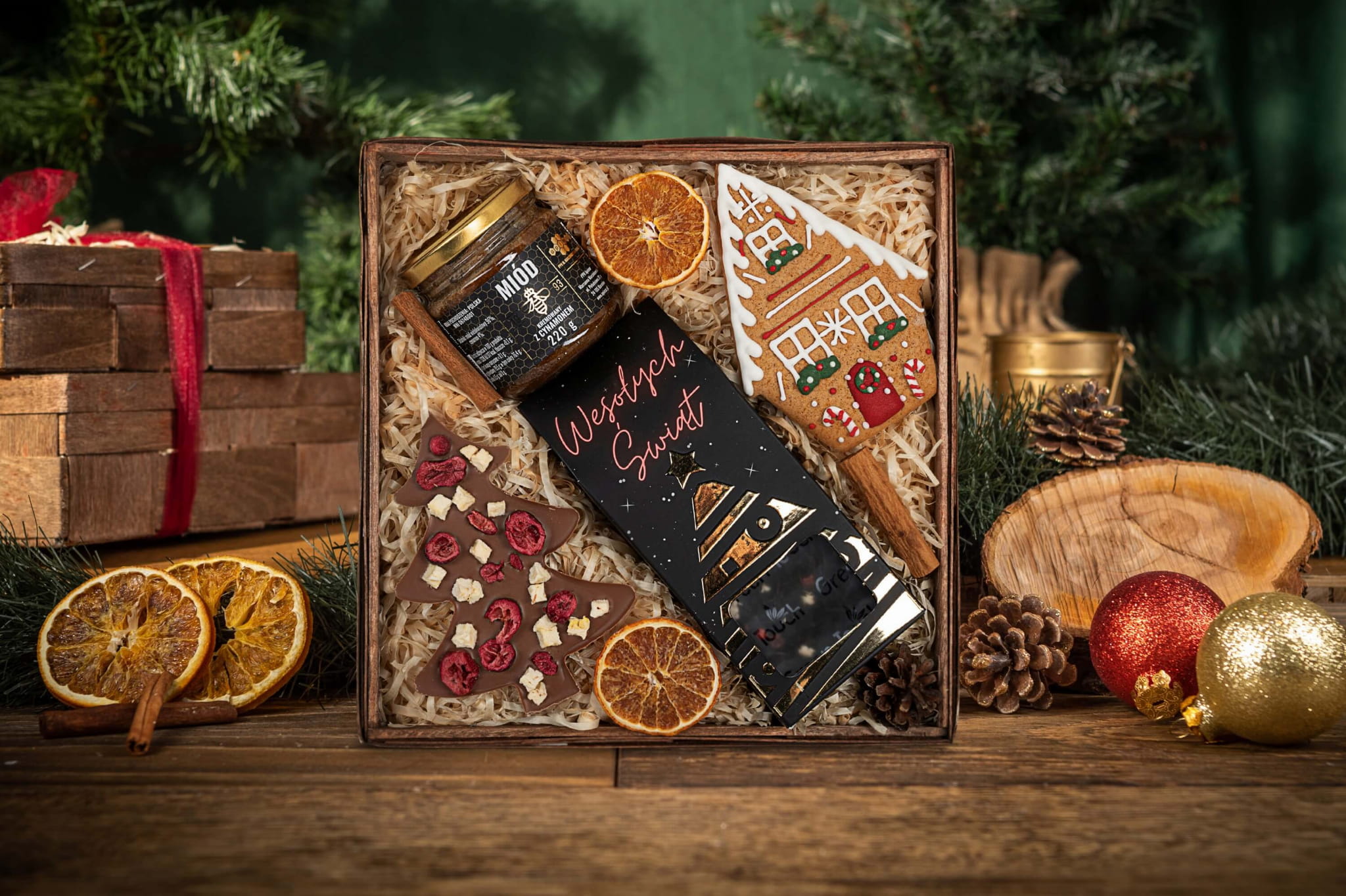 Kosze świąteczne Prezent na święta kosz prezentowy herbata z piernikiem i miodem z czekoladą