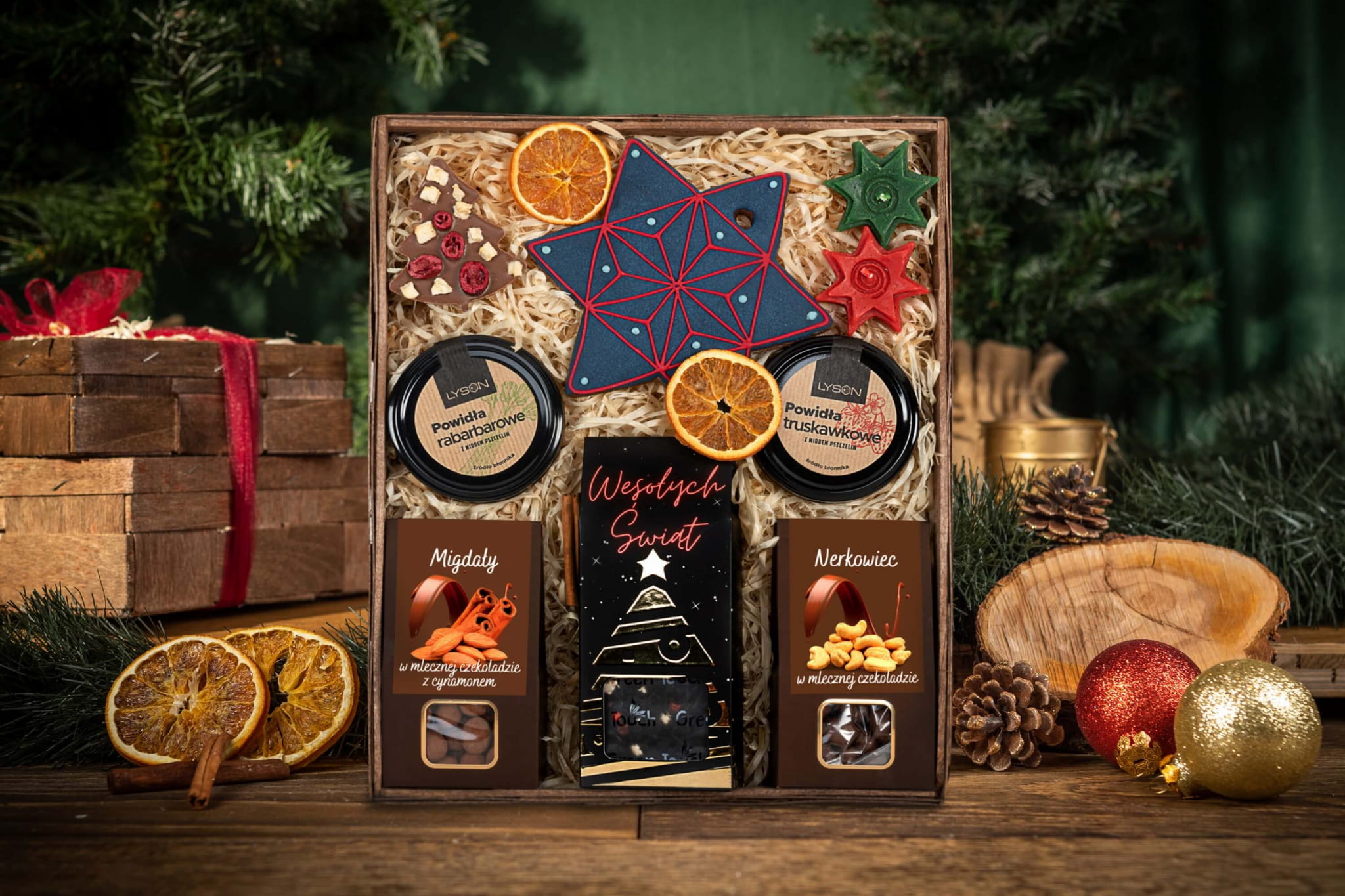 Kosze świąteczne Świąteczny duży kosz prezentowy z słodyczami, herbatą i gwiazdami