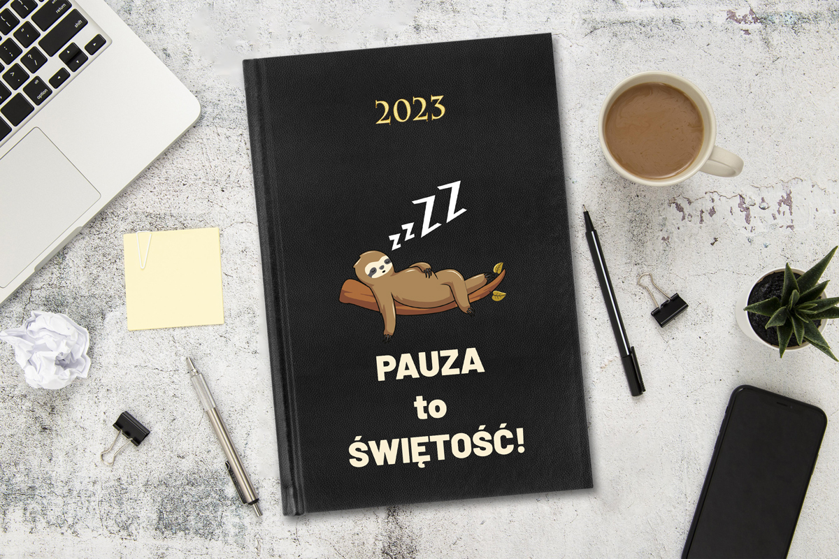 Kalendarze z nadrukiem Kalendarz 2023 Dzienny Książkowy A5 - Indywidualny Nadruk - wzór Leniwiec na gałęzi